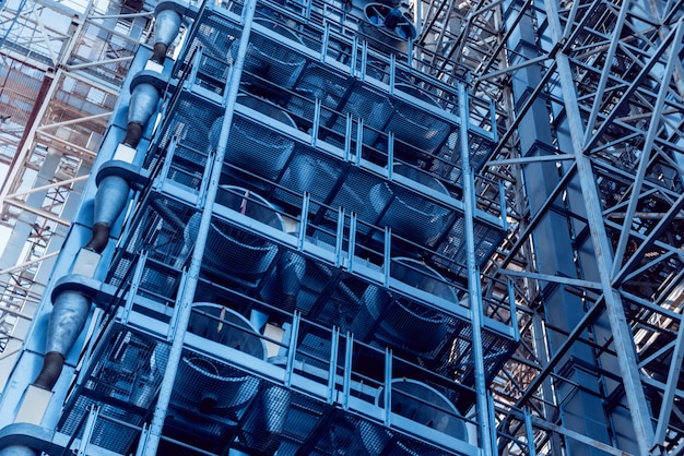 Silos moderni per la conservazione del raccolto di grano.