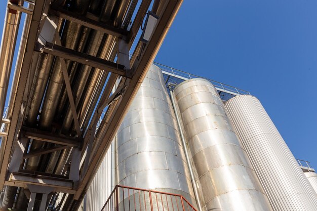 Silos o serbatoi di birreria tipicamente utilizzati per la conservazione dell'orzo o della birra fermentata