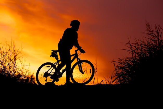 Siluetta del ciclista al tramonto