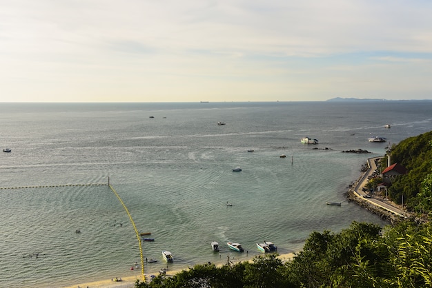 Siluetta del tramonto del mare, vista di occhio di uccello