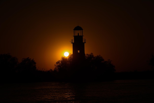 Siluetta del vecchio faro al tramonto a SulinaRomania