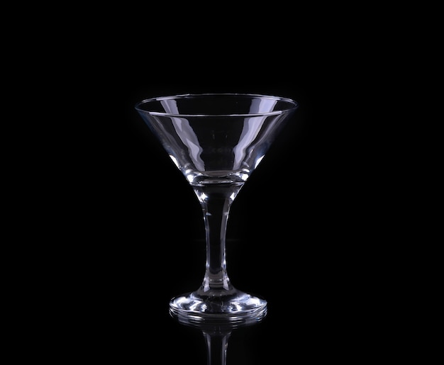 Siluetta del vetro di martini sul nero