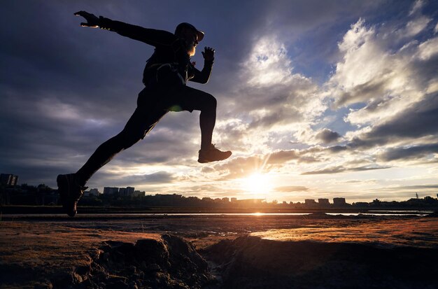 Siluetta dell'uomo che corre