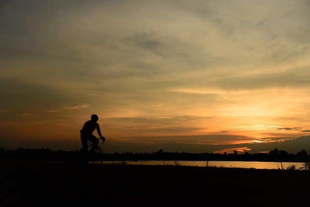 Siluetta dell'uomo con la bicicletta