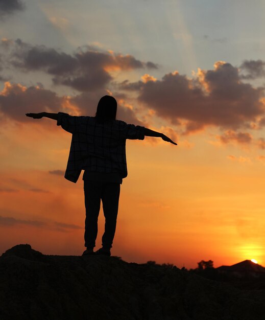 Siluetta della donna al tramonto