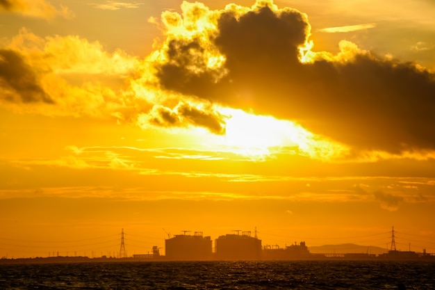 Siluetta della fabbrica della centrale elettrica sopra il tramonto