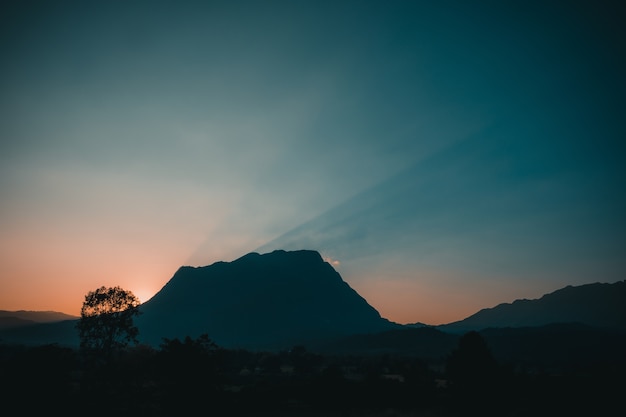 Siluetta della montagna mentre tramonto