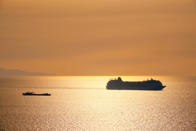 Siluetta della nave da crociera nel Mar Egeo sul tramonto