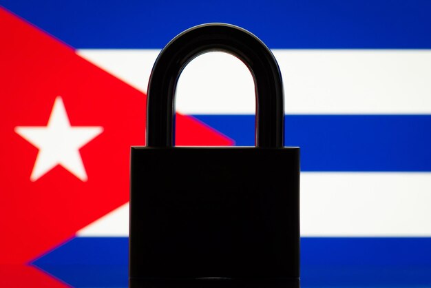 Siluetta della serratura chiusa vicino alla bandiera di Cuba