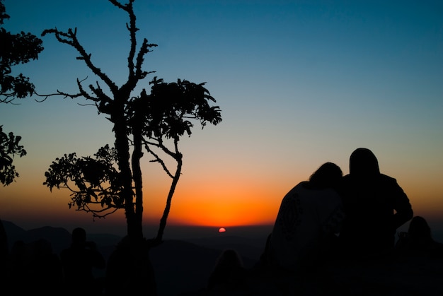 Siluetta delle coppie ad alba nel Brasile