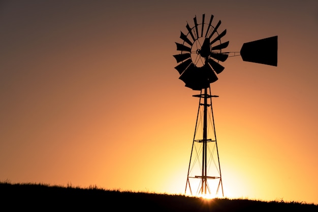 Siluetta di un mulino a vento durante il tramonto