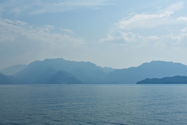 Siluette blu delle montagne sulla costa egea. tacchino