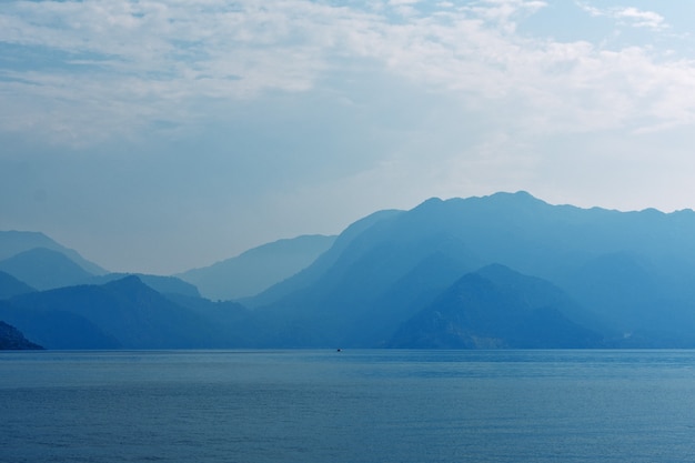 Siluette blu delle montagne sulla costa egea. tacchino