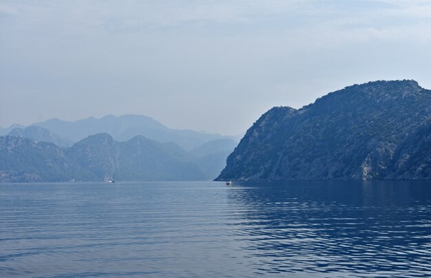 Siluette blu delle montagne sulla costa egea. tacchino