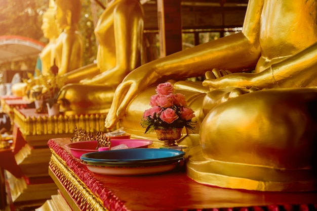 Simboli del buddismo. Asia sud-orientale. Dettagli del tempio buddista in Tailandia.