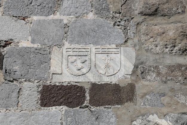 Simboli del cavaliere nel castello di Bodrum in Turchia