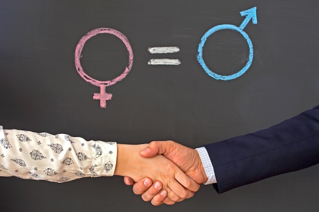 Simboli di genere o segni per il sesso maschile e femminile disegnati su una lavagna