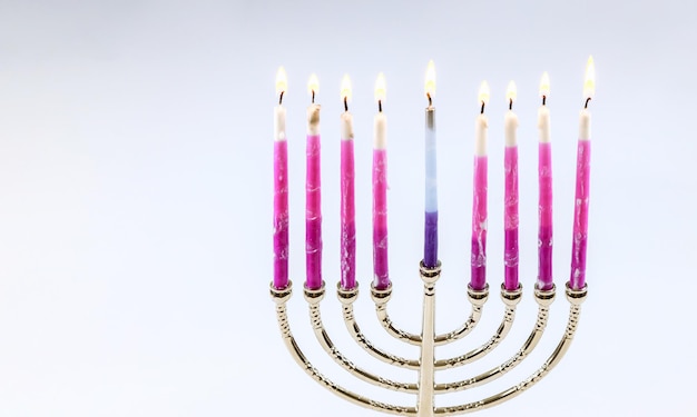 Simboli di Hanukkah festività ebraiche di menorah con sfondo bianco spazio copia