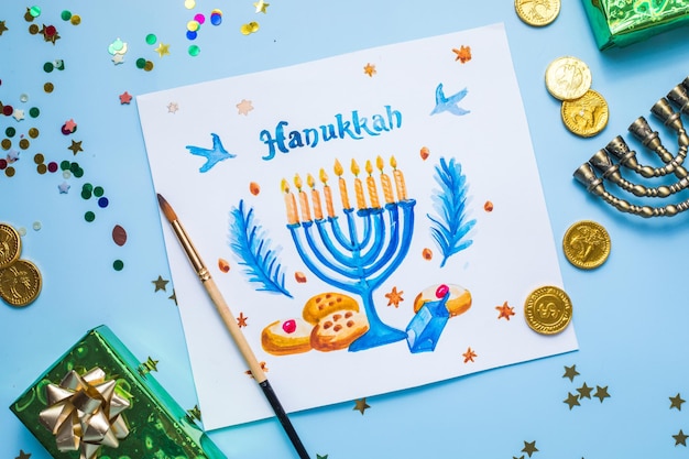 Simboli di Hanukkah flat lay Design tradizionale della cartolina d'auguri per le vacanze ebraiche con felice hanukkah congr...