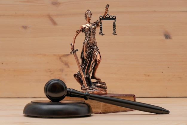 Simboli di Lady Justice Law su sfondo bokeh