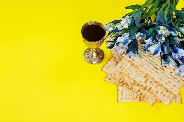 Simboli pasquali matzoh, vino rosso e fiori. Festa ebraica.