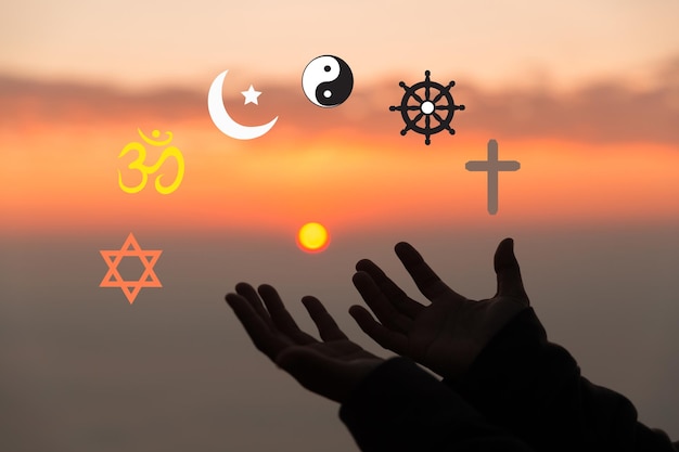 Simboli religiosi Cristianesimo croce Islam mezzaluna Buddismo dharma ruota Induismo aum Giudaismo Stella di David Taoismo yin yang concetto di religione mondiale I profeti di tutte le religioni portano la pace nel mondo