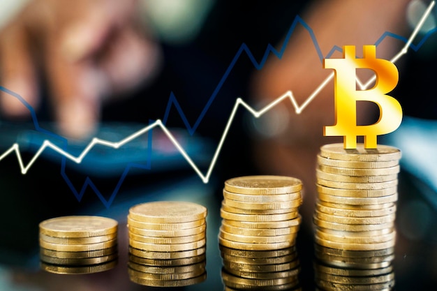 Simbolo Bitcoin sopra le monete che modellano il grafico di crescita
