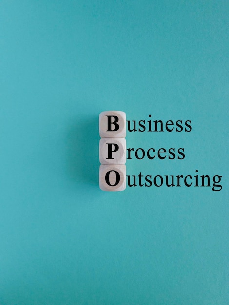 Simbolo BPO Business Process Outsourcing Cubi di legno con le parole BPO Bellissimo sfondo blu