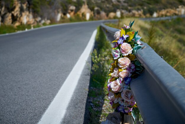 Simbolo commemorativo di fiori in una strada