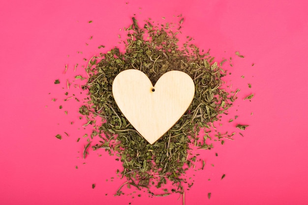Simbolo d'amore dalla foglia di cannabis, cuore fatto di San Valentino alla marijuana/