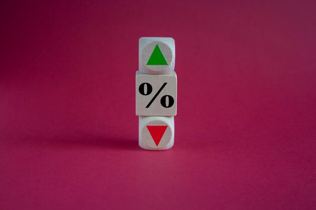Simbolo dei tassi di interesse Cubi di legno con la direzione di una freccia che simboleggia