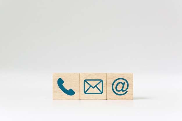 Simbolo del cubo di blocco di legno telefono, e-mail, indirizzo