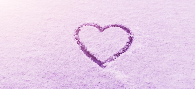 Simbolo del cuore disegnato sulla neve