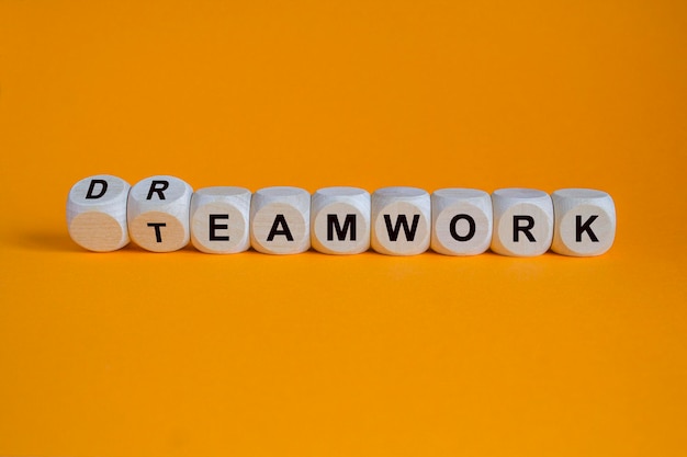 Simbolo del lavoro di squadra e del lavoro dei sogni Ha trasformato i cubi di legno e cambia la parola lavoro di squadra in lavoro di sogno