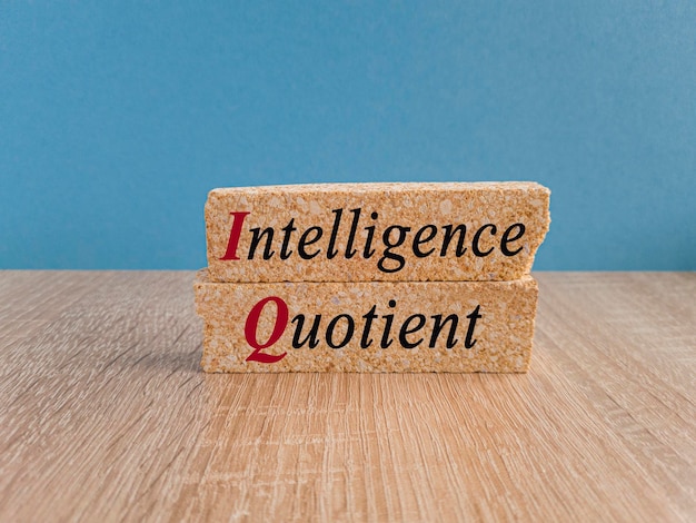 Simbolo del quoziente di intelligenza QI Parole concettuali Quoziente di intelligenza QI su blocchi di mattoni