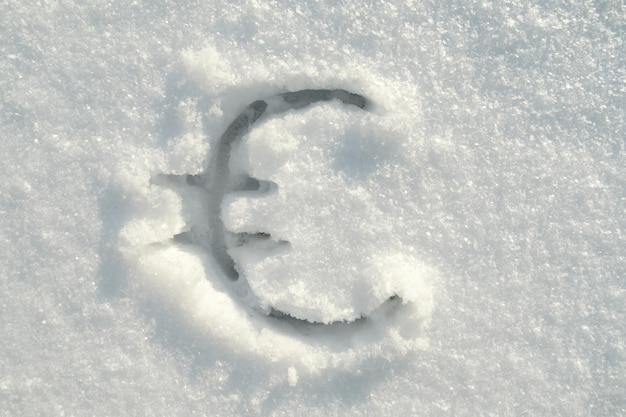 Simbolo dell'euro scritto nella neve pura. Concetto di crisi energetica in Europa, a causa di problemi con le forniture di gas