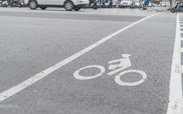 Simbolo della bicicletta sulla strada della città, pista ciclabile urbana