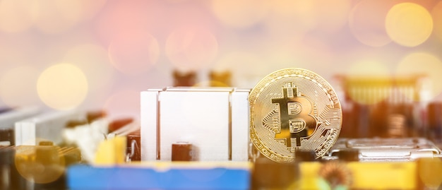 Simbolo della moneta d&#39;oro bitcoin sulla scheda madre Blockchain, criptovalute, bitcoin e concetto di tecnologia di libro mastro distribuito.