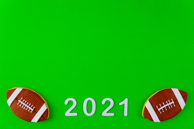 Simbolo della partita di football americano con testo 2021 su sfondo verde. Sfondo sportivo professionale.