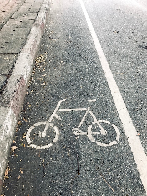 Simbolo della pista ciclabile sulla strada.