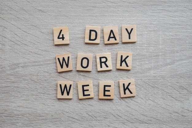 Simbolo della settimana lavorativa di quattro giorni su blocchi di legno concetto di settimana lavorattiva di quattro giorni approccio moderno