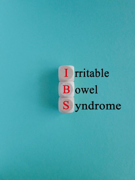 Simbolo della sindrome dell'intestino irritabile IBS Concetto parole rosse Sindrome dell'intestino irritabile IBS su cubi di legno