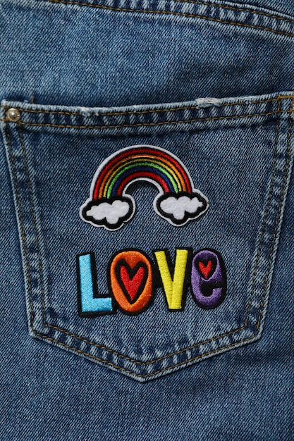Simbolo della testa del concetto di parata LGBT sulla tasca dei jeans