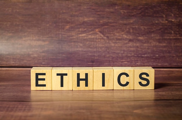 Simbolo di etica Parole concettuali etica su blocchi di legno