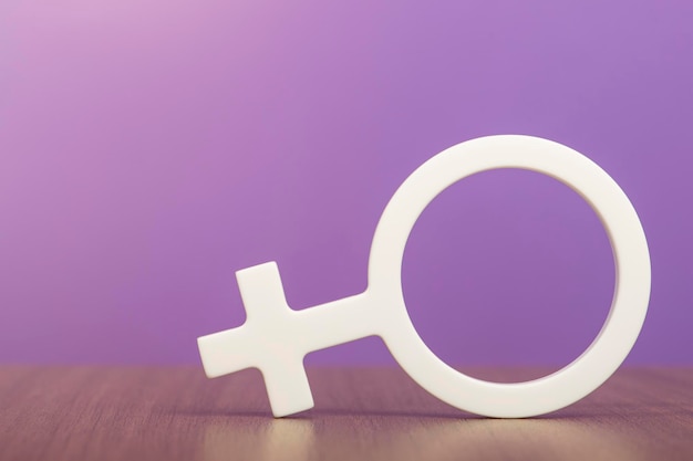 Simbolo di genere di una donna Simbolo di donna su sfondo viola con spazio di copia Il concetto di donna leader o uguaglianza di genere
