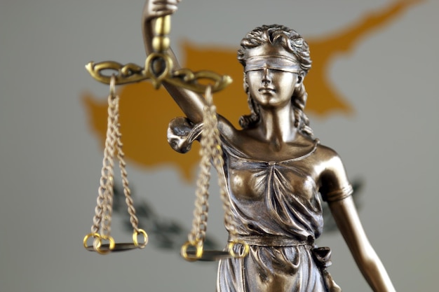 Simbolo di legge e giustizia con bandiera di Cipro da vicino