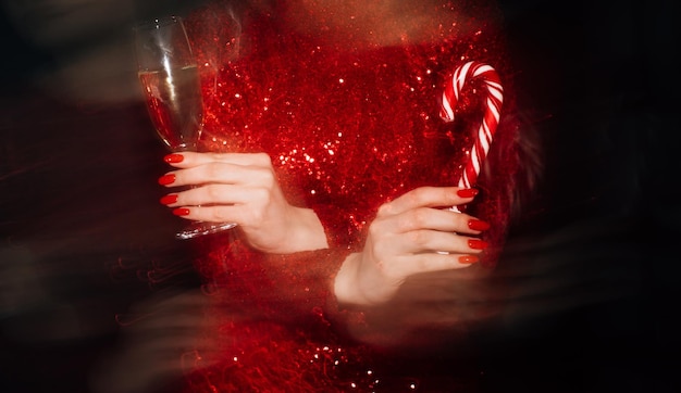 Simbolo di Natale festa festa felice celebrazione donna irriconoscibile vestito rosso con bicchiere di cha