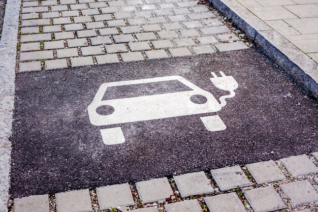 Simbolo di parcheggio per la ricarica di auto elettriche