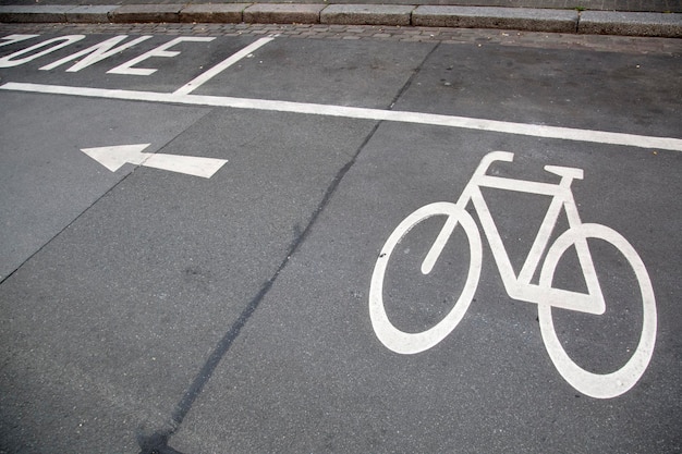 Simbolo e freccia della pista ciclabile