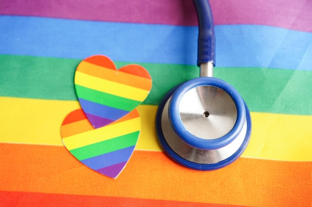 Simbolo LGBT Stetoscopio con diritti del nastro arcobaleno e uguaglianza di genere Mese dell'orgoglio LGBT a giugno